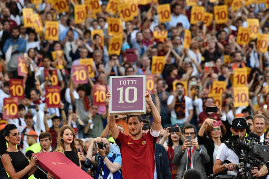 TOTTI mengakhiri karier bola sepak pada hujung musim lalu ketika bersama AS Roma. FOTO/AFP 