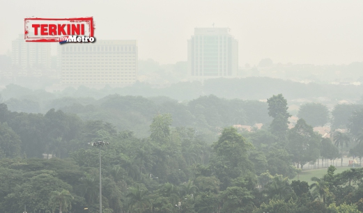 KEADAAN jerebu di sekitar Shah Alam telah mencatat bacaan Indeks Pencemaran Udara (IPU) 308 iaitu pada paras bahaya pada 9 pagi. FOTO Shazreen Zamzuri