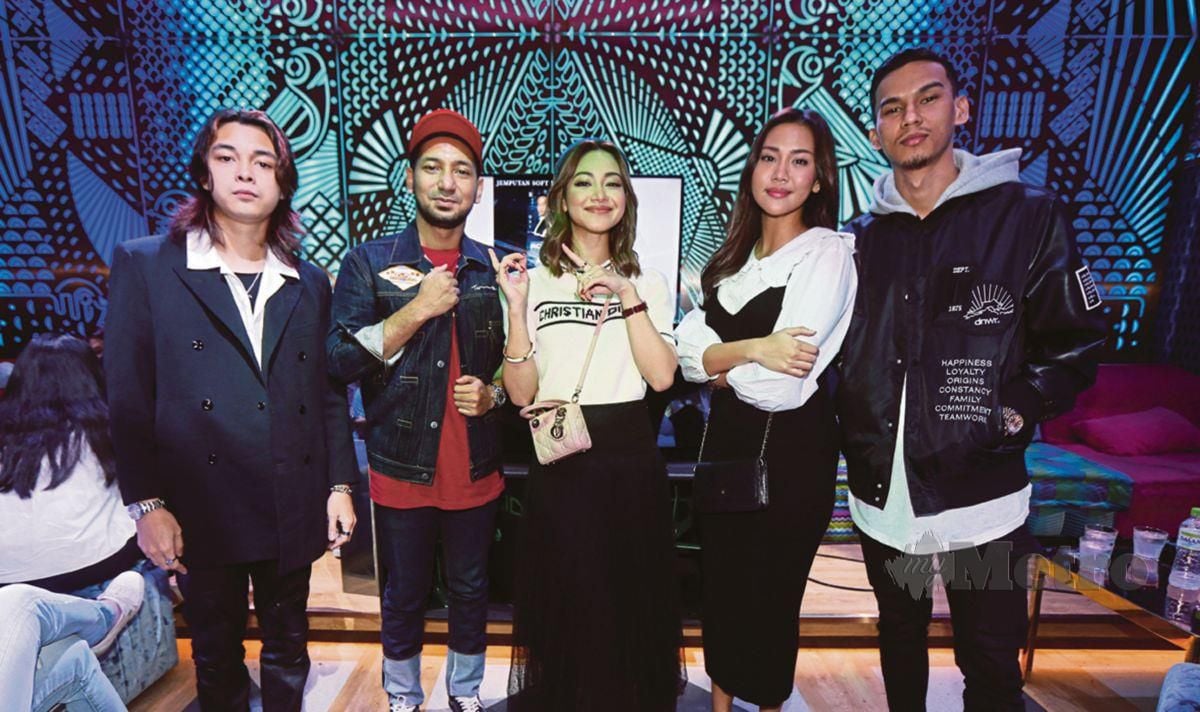 ZIZAN bersama barisan pelakon telefilem Rompak (dari kiri) Chubb E, Daiyan, Siti Khadijah dan MK K-Clique.