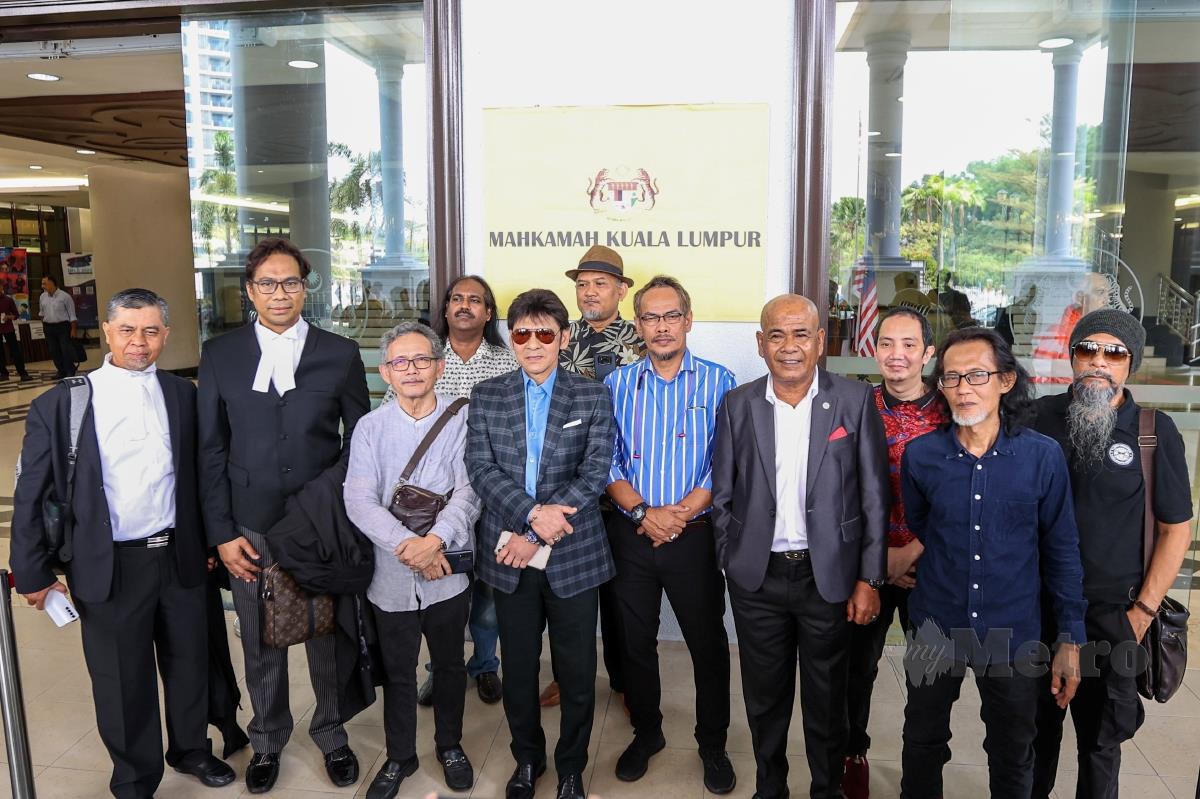 Datuk Jamal Abdillah (tengah) hadir bersama peguam, Datuk Kamaruzaman Arif (dua kiri) dan rakan penggiat seni yang lain bagi mendengar Keputusan kes Prism Berhad di Mahkamah Tinggi Dagang 10 (Aras 5 Sayap Kiri), Kompleks Mahkamah Kuala Lumpur. FOTO ASWADI ALIAS