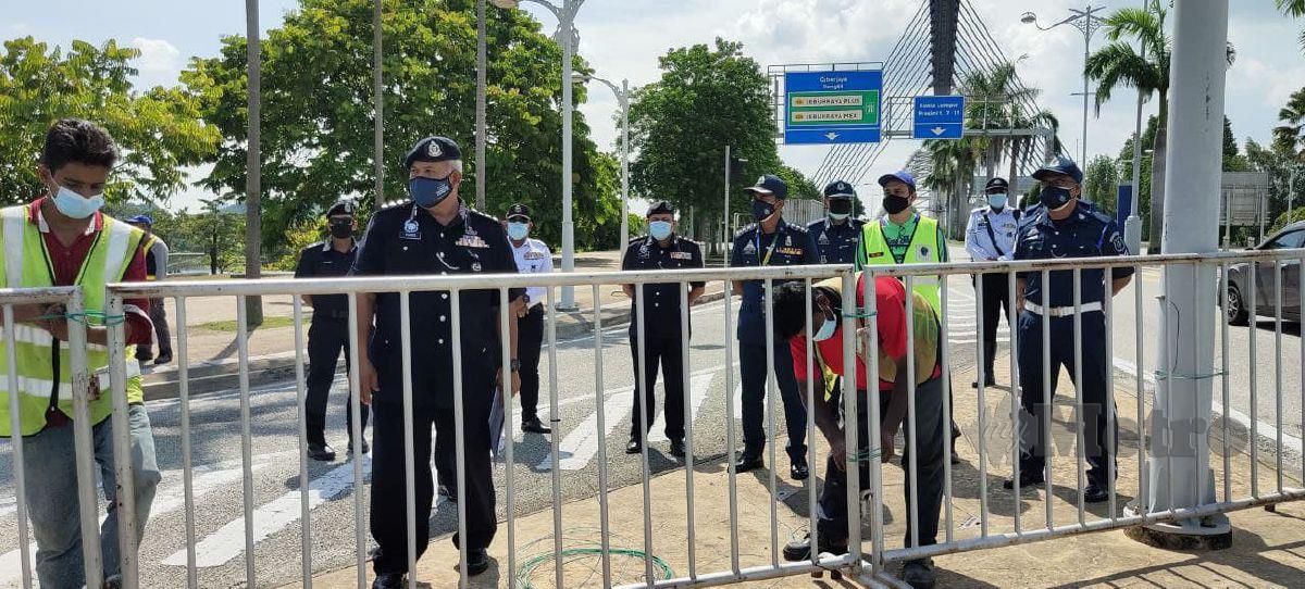 Ketua Polis Daerah Putrajaya ACP Mohd Fadzil Ali meninjau  penutupan jalan bedekatan Jambatan Saujana,Presint 7. FOTO SAMADI AHMAD