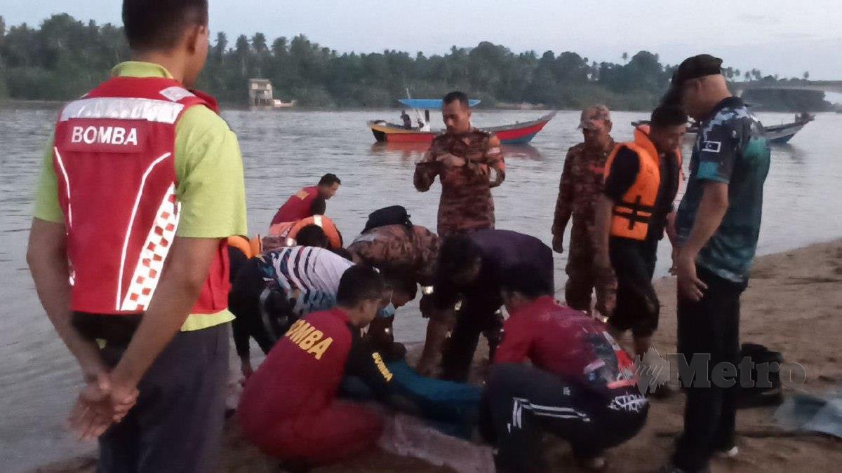 Anggota Bomba Dan Penyelamat mengusung mayat pelajar tingkatan dua SMK Manir, Muhammad Izha Amzar Mohamad yang ditemukan lemas ketika bermain air bersama tujuh rakan di Sungai Terengganu dekat Kampung Teluk Pasu. FOTO ZAID SALIM