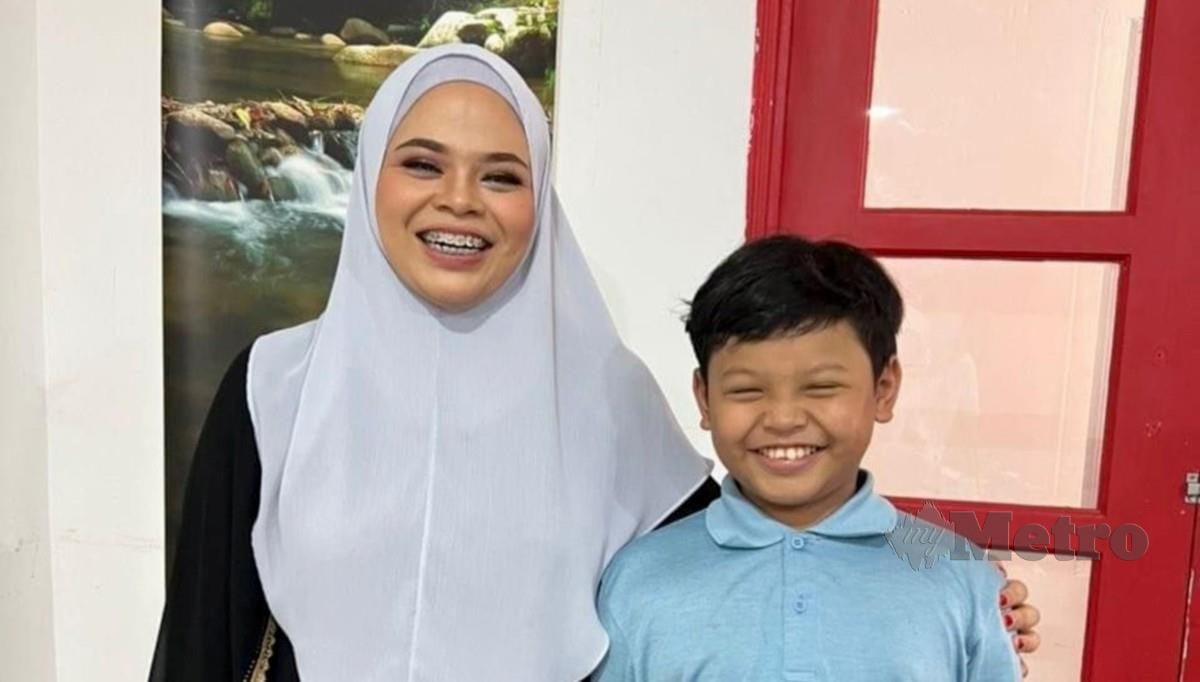 Uwais bersama 'kembar' Allahyarham ibunya, Siti Sarah.