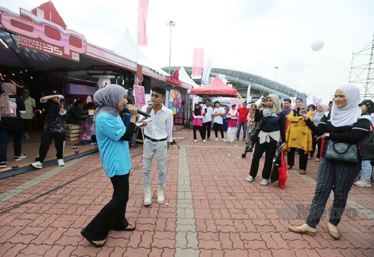  Penyanyi, Naufal Azrin di reruai Anugerah Bintang Popular BH (ABPPH) Ke-35, Karnival Jom Heboh (KJH) Selangor Generasi Muda di Dataran Karnival, Stadium Shah Alam, petang tadi. FOTO Rohanis Shukri