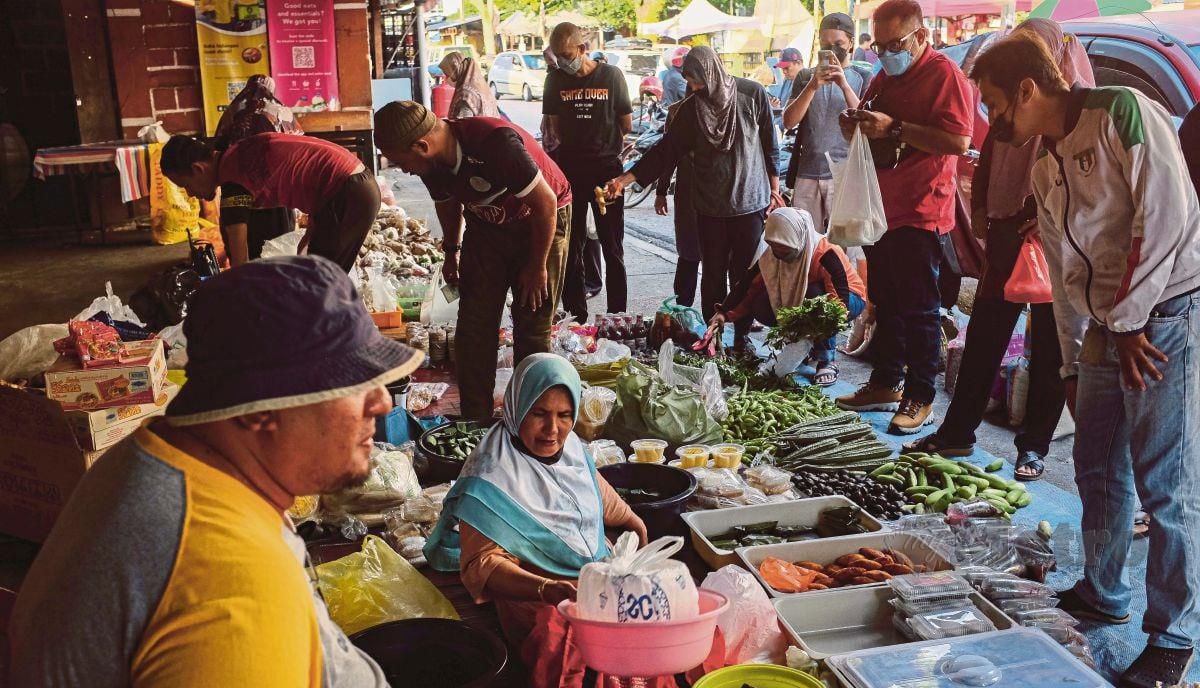Orang ramai berkunjung ke Pasar Pagi Kelantan, Pantai Dalam seawal 7 pagi bagi membeli makanan dari negeri Cik Siti Wan Kembang itu baru-baru ini. FOTO BERNAMA