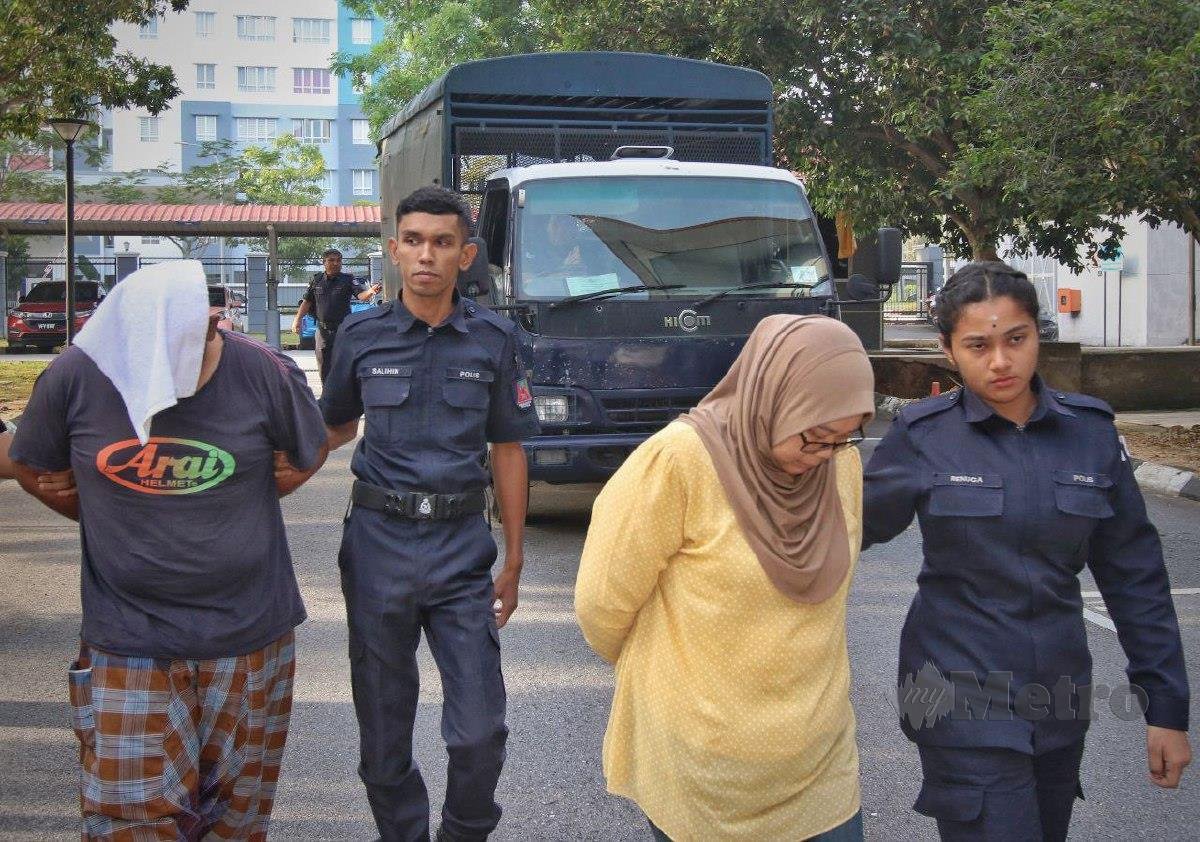 Noraini  Haron, 42, dan Mohd Khairul Shamsua Israk, 38, ketika dibawa ke Mahkamah Sesyen atas pertuduhan mengabaikan anak kandung perempuannya berusia tiga tahun sehingga mengakibatkan kematiannya bulan lalu. FOTO ARKIB NSTP