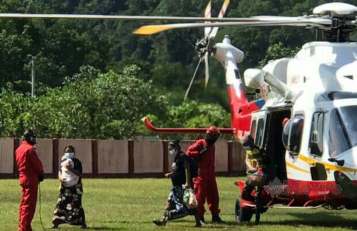 Penerbangan ihsan Unit Udara JBPM mendarat di perkarangan Balai Bomba dan Penyelamat Gua Musang membawa dua pesakit Orang Asli ke hospital. FOTO RAMLI IBRAHIM