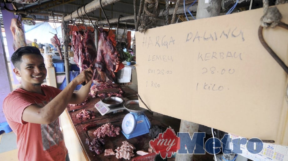 PENIAGA daging, Mohd Shamsul Bahari Mohd Zakri 26, menjual daging lembu dan kerbau segar dengan harga RM 28 sekilogram menjelang perayaan hari raya Aidilfitri di Pasar Besar Jerantut. FOTO Nazirul Roselan