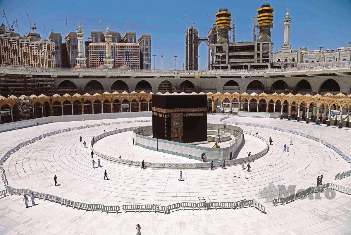 TOPSHOT - Muslim worshippers circumambulate the sacred Kaaba in Mecca's Grand Mosque, Islam's holiest site, on April 3, 2020. - Saudi Arabia on April 2 extended curfew restrictions on Islam's two holiest cities to 24 hours to stem the spread of coronavirus as the number of deaths from the disease rose to 21. (Photo by - / AFP)