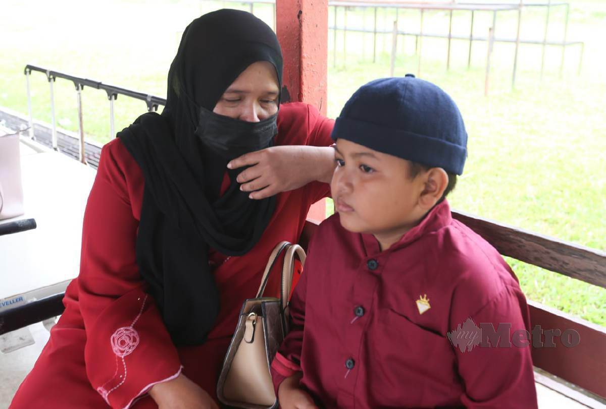 Mohamad Mustaqim Darwish Mustafa, 10  adalah anak sulong kepada Farrah Emirah Mazlan, 26, wanita mengandung yang ditemukan mati dengan kesan tembakan di perut dalam sebuah kereta yang diparkir di tepi jalan di Kampung Repek, di sini, petang semalam ditemani ibu mangsa, Siti Haja Said, 47 ketika ditemui di Pasir Mas. FOTO NIK ABDULLAH NIK OMAR