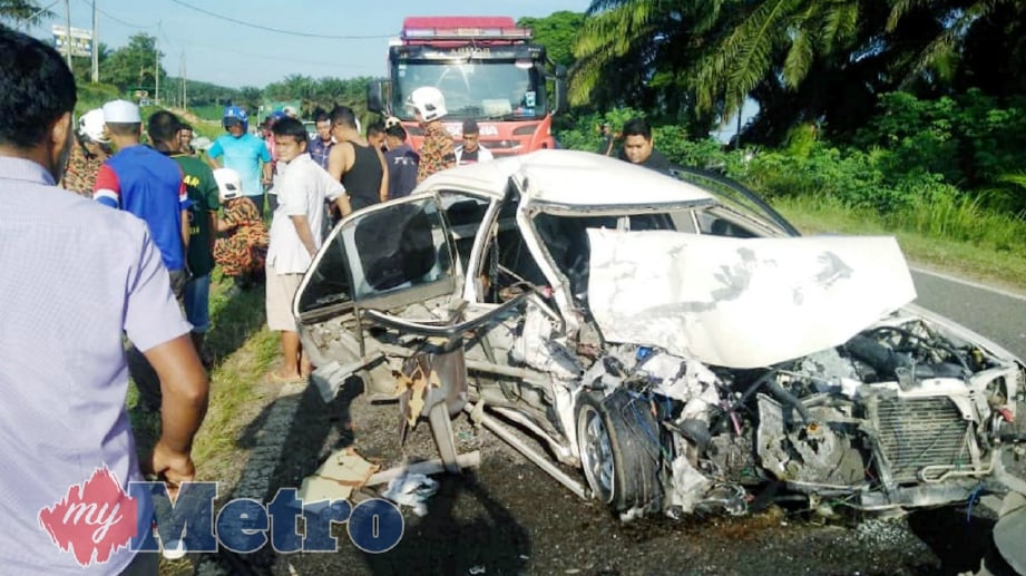 KEADAAN kenderaan selepas kemalangan yang membabitkan Proton Wira bertembung dengan lori, di Kilometer 47 Jalan Semporna-Tawau. FOTO Ihsan PDRM