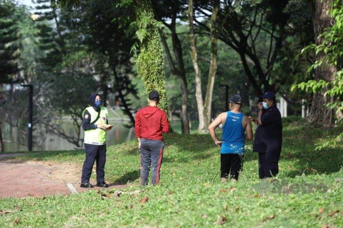 Sebanyak sembilan kompaun dikenakan oleh MBSA kepada individu yang masuk beriadah (jogging) di taman-taman awam yang ditutup. FOTO IHSAN PDRM
