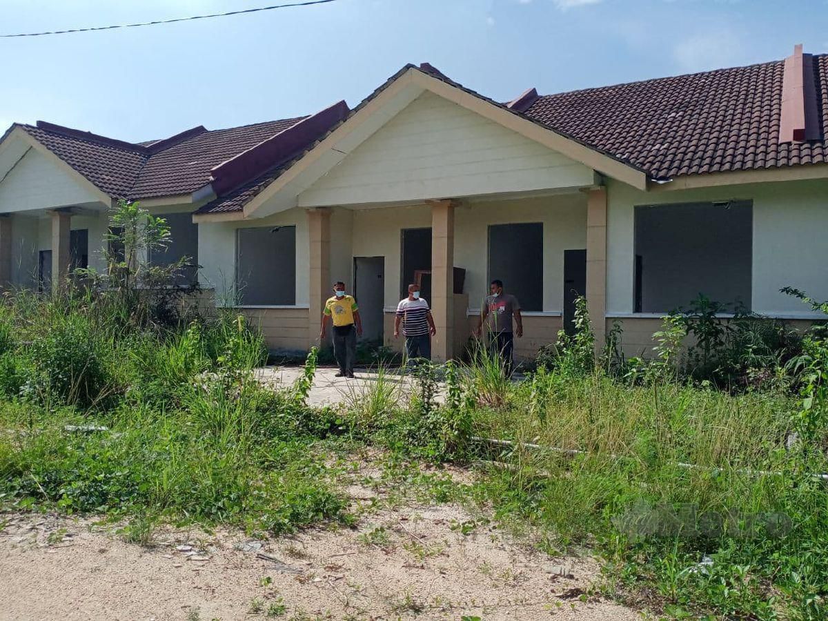  Keadaan 300 buah rumah terbengkalai yang gagal disiapkan pemaju sejak 12 tahun lalu kini dinaiki semak-samun di Taman Damai,Pasir Puteh.  FOTO Nor Amalina Alias.