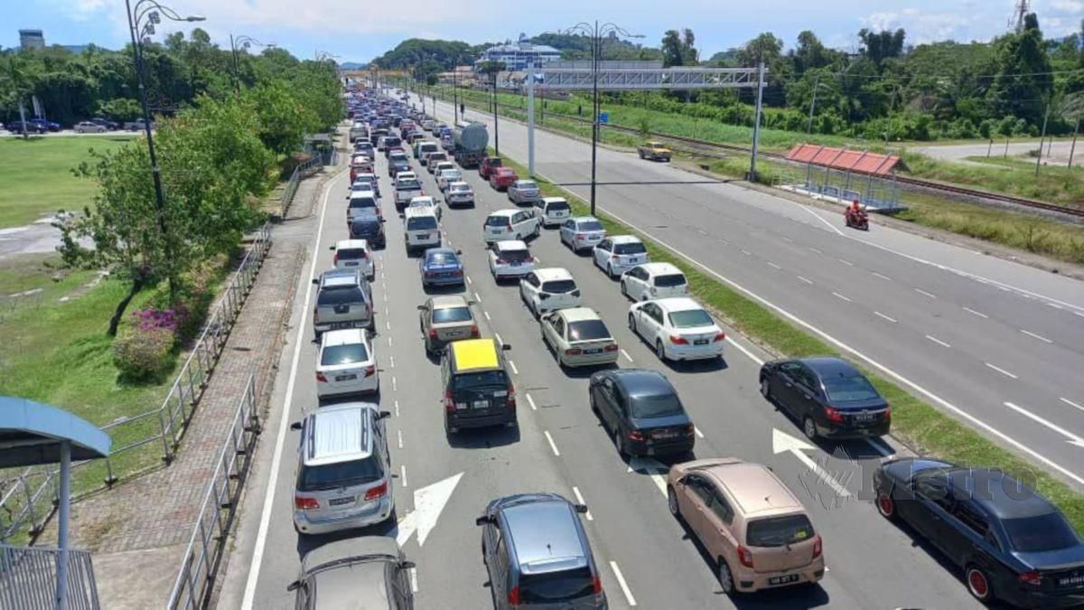 Keadaan sesak di Jalan Kepayan menuju ke pusat Bandaraya Kota Kinabalu. FOTO Juwan Riduan