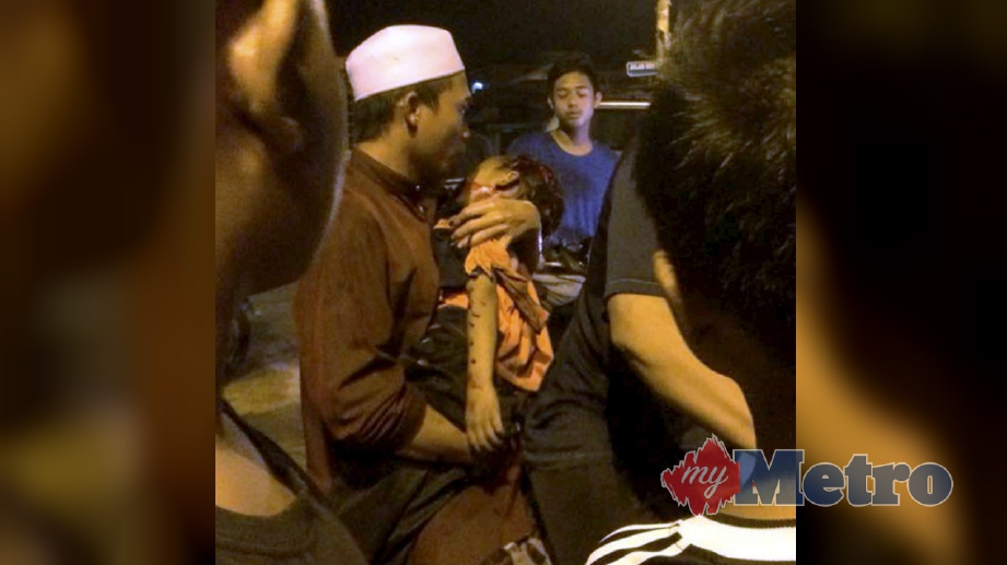 KANAK-kanak lelaki berumur 5 tahun dipapah selepas kemalangan di Taman Sahabat Teluk Kumbar Pulau Pinang. Kanak-kanak itu disahkan meninggal dunia semasa dalam perjalanan ke Hospital Balik Pulau. FOTO Ihsan Pembaca