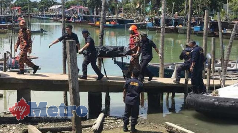 PASUKAN mencari dan menyelamat (SAR) yang diketuai oleh Agensi Penguatkuasaan Maritim Malaysia (APMM), Jabatan Bomba dan Penyelamat Malaysia (JBPM) serta Polis Diraja Malaysia (PDRM) menemui mayat seorang mangsa dipercayai krew kapal korek JBB Rong Chang 8 yang  terbalik di perairan Parit Jawa, Muar. FOTO Adi Safri