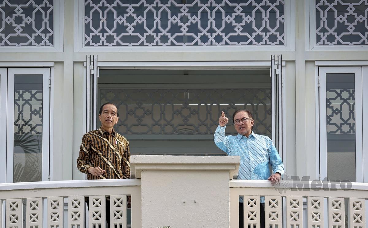 Perdana Menteri Datuk Seri Anwar Ibrahim (kanan) bersama Presiden Indonesia Joko Widodo sempena lawatan kerja dua hari beliau ke Malaysia di Seri Perdana hari ini.   FOTO BERNAMA