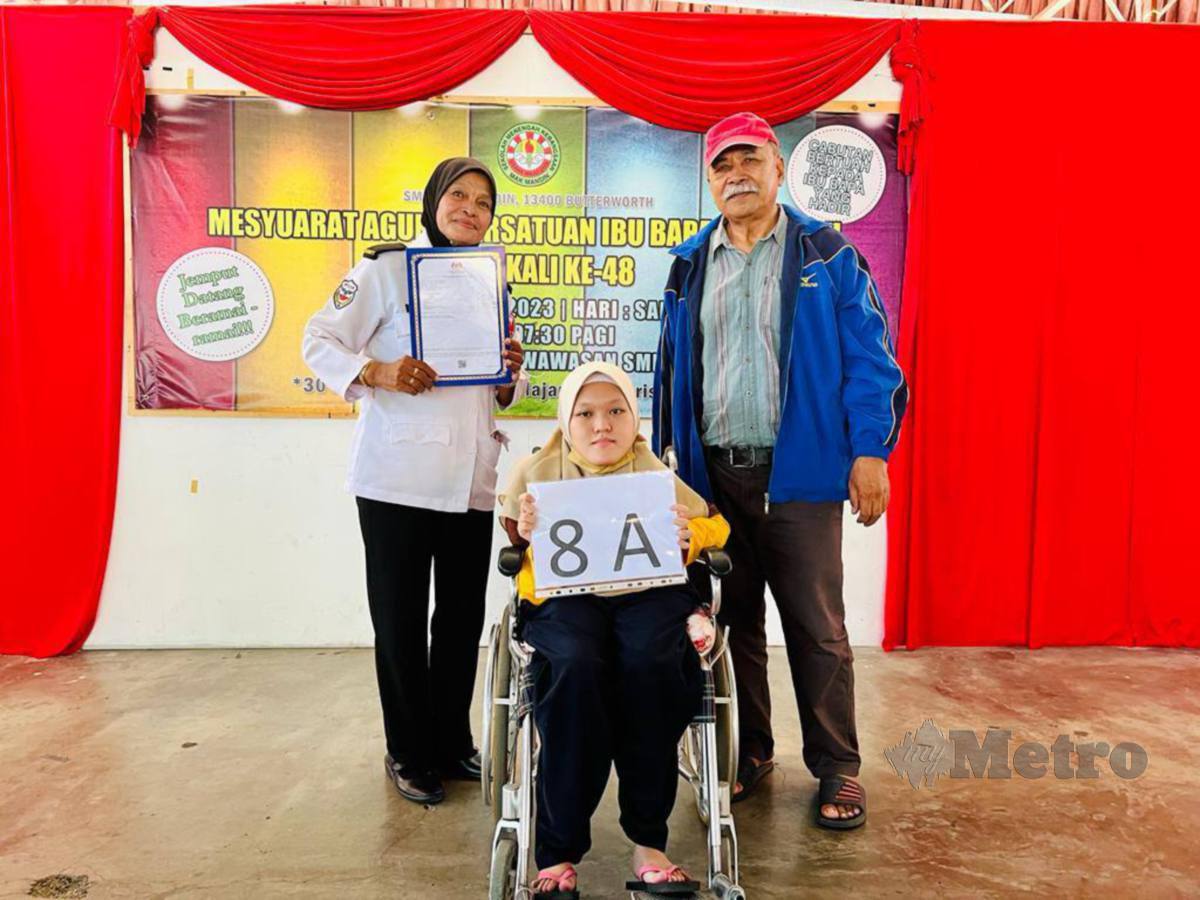 Nur Farrisha Hashim,18 (duduk berkerusi roda) ditemani ibu bapanya ketika diumumkan pelajar cemerlang dengan keputusan 8A pada peperiksaan Sijil Pelajaran Malaysia (SPM) 2022. FOTO Ihsan Pembaca
