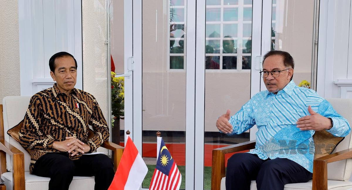 Datuk Seri Anwar Ibrahim (kanan) mengadakan pertemuan dengan Presiden Indonesia Joko Widodo, yang dalam rangka lawatan kerja dua hari ke Malaysia di Seri Perdana hari ini. FOTO BERNAMA