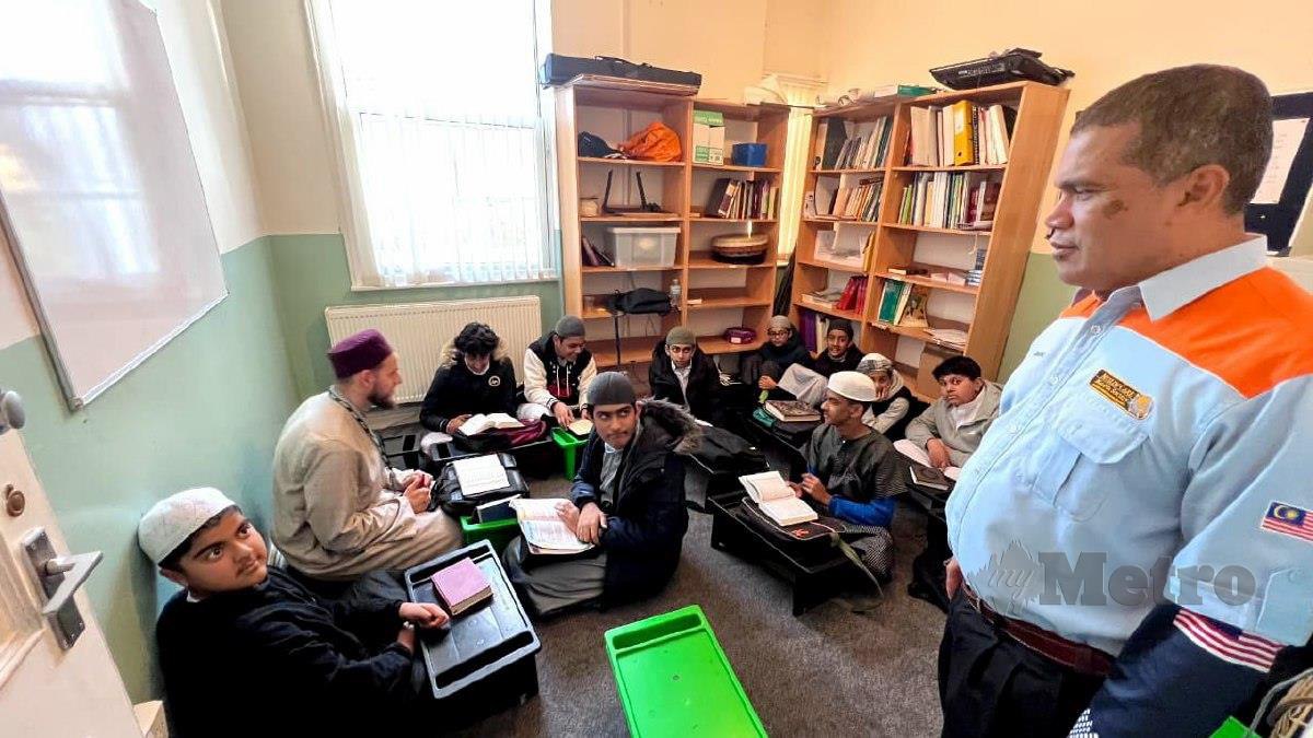 Zulkifli (kanan) melihat suasana pembelajaran di sebuah masjid di Leicester yang kurang kondusif dan memerlukan bangunan sekolah baru yang lebih selesa.
