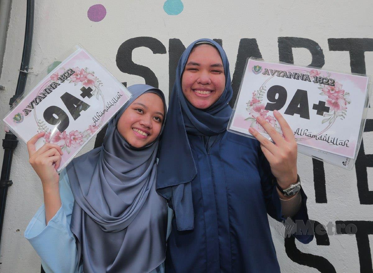 Rakan karib, Sofea Khadijah Mohd Hanafi  (kiri) dan Norzulaika Mohd Latiff (kanan) teruja apabila menerima keputusan cemerlang 9A+ dalam keputusan Sijil Pelajaran Malaysia (SPM) yang diumumkan di Sekolah Tun Fatimah Johor. FOTO NUR AISYAH MAZALAN