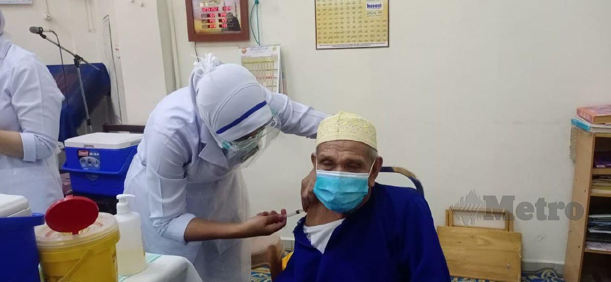 Antara warga emas di Pondok Ahmadiah atau dikenali sebagai Pondok Pak Teh Mat, Kampung Padang Nyior, di sini menerima suntikan vaksin dos pertama mereka menerusi Unit Bergerak Vaksinasi Padang Terap hari ini. FOTO Noorazura Abdul Rahman