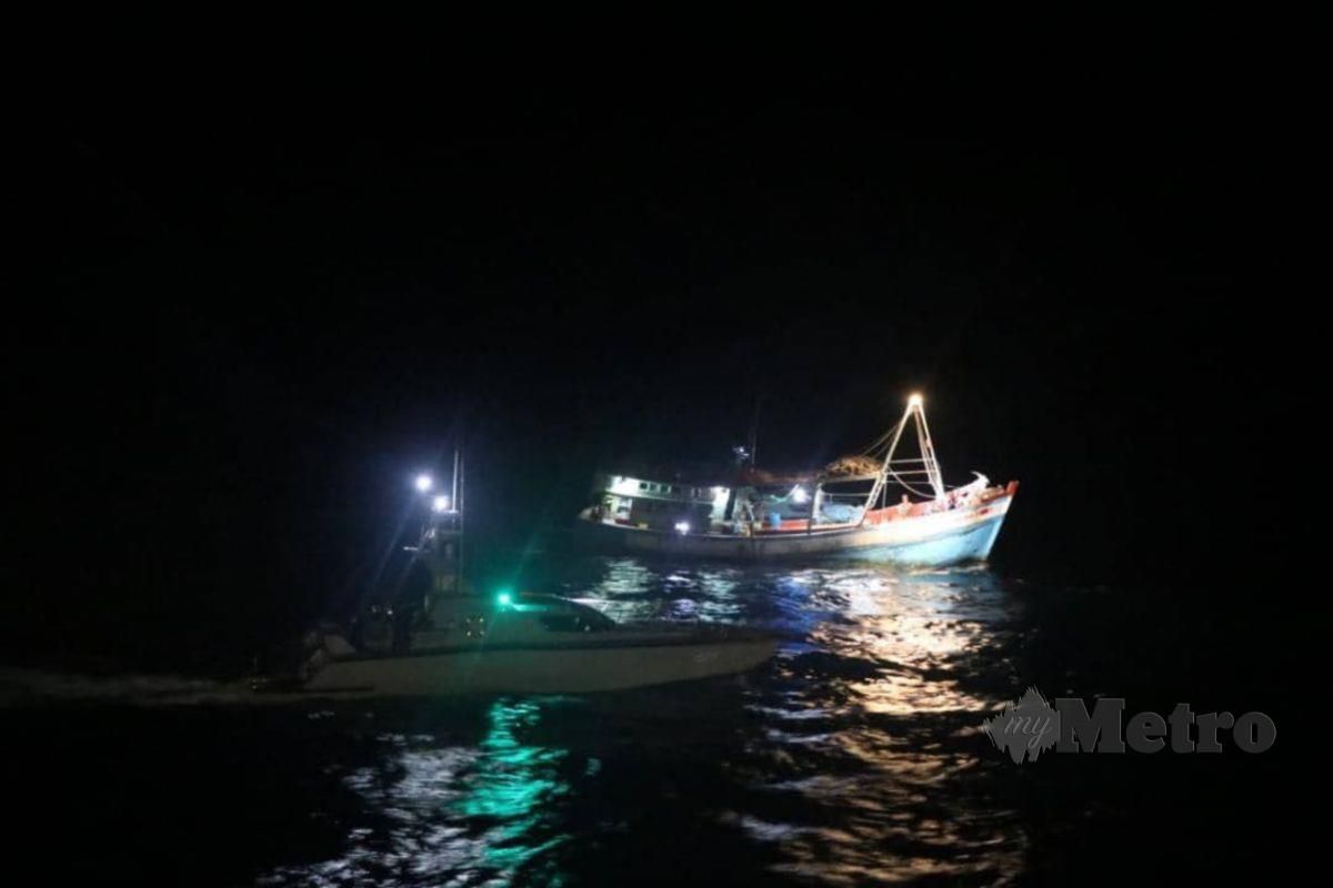 Fast Combat Boat (FCB) milik Tentera Laut Diraja Malaysia (TLDM)  berjaya mengusir beberapa bot nelayan asing dan menahan sebuah bot di 60 batu nautika perairan Kuantan, semalam.