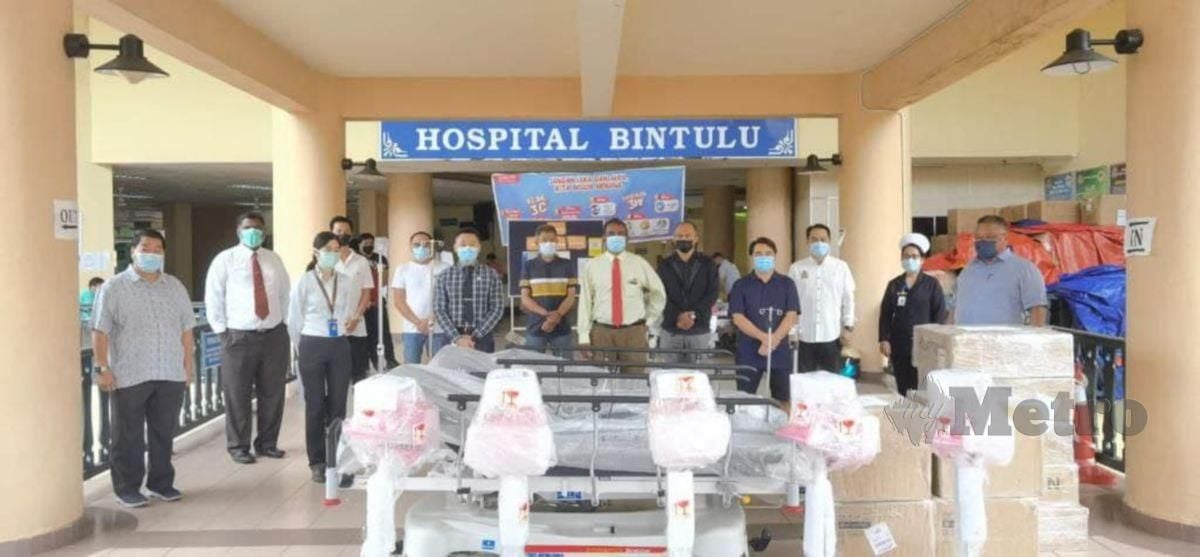 Dato' Seri Tiong (kanan) merakamkan gambar bersama-sama kakitangan Hospital Bintulu dalam acara simbolik penyediaan peralatan perubatan bernikai RM1 juta di Lobi Utama Hospital Bintulu, hari ini.FOTO ERIKA GEORGE