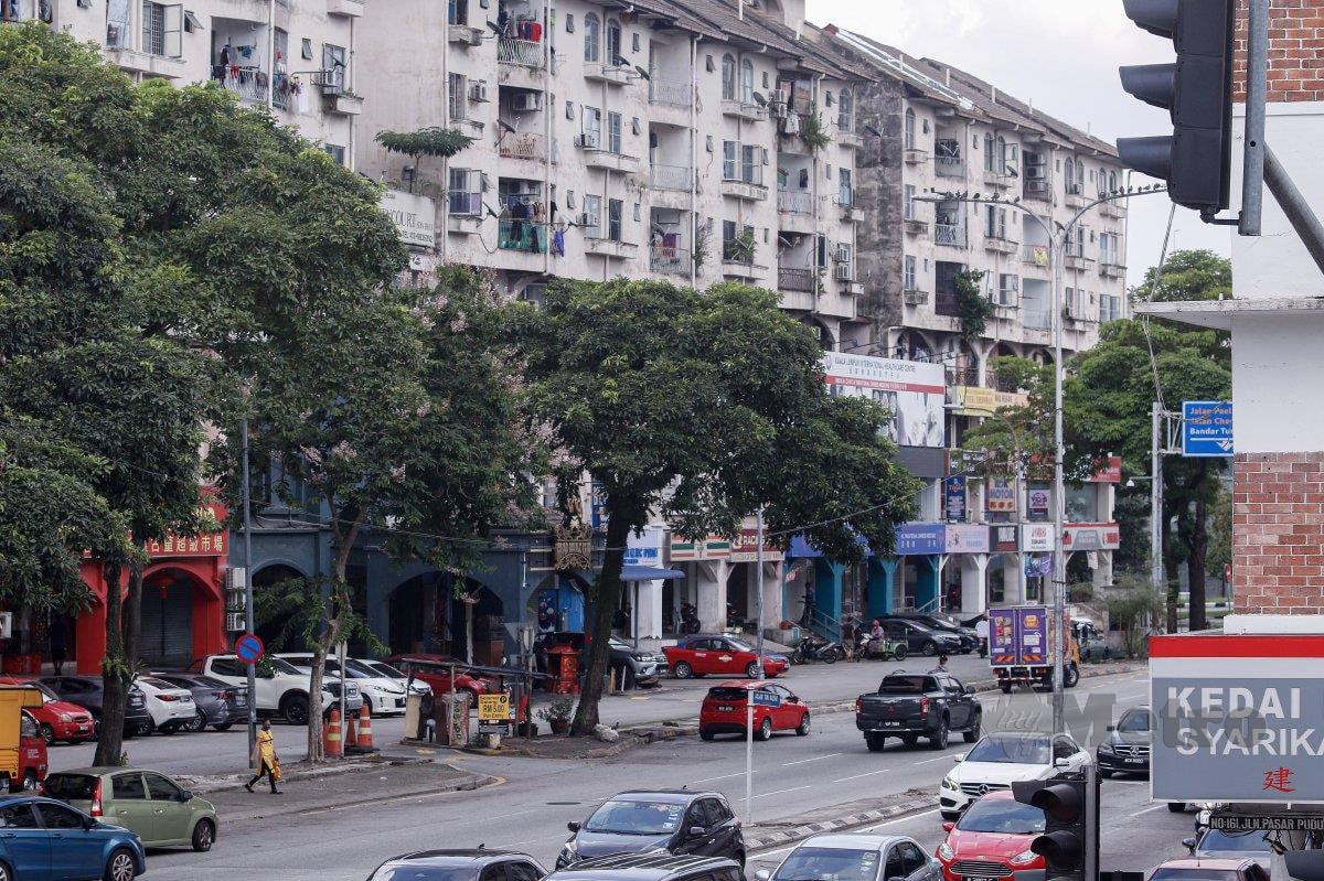 Deretan kedai yang dipercayai terkenal dengan aktiviti pelacuran berhampiran dengan Masjid Jamek Alam Shah yang terletak di Jalan Tun Razak, Pudu, Kuala Lumpur. FOTO SADIQ SANI