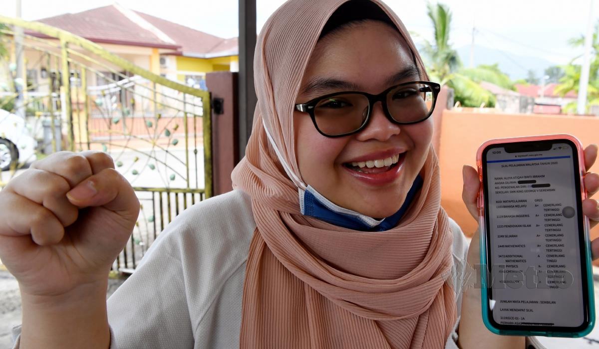 Reaksi Aleya Atiqah Ibrahim, pelajar Sekolah Menengah Kebangsaan (SMK) King Geogre V (KGV) yang mendapat keputusan cemerlang 9A dalam Sijil Pelajaran Malaysia (SPM) selepas menyemak keputusan SPM secara atas talian hari ini. FOTO BERNAMA