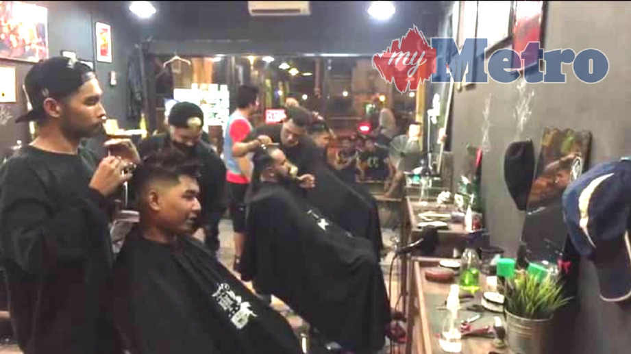 SUASANA kedai gunting rambut 05K Barber Shop di Pekan Melayu yang menjadi tumpuan ramai di penghujung Ramadan. FOTO Noorazura Abdul Rahman