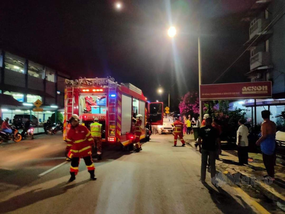 ANGGOTA bomba memadamkan kebakaran beberapa lot kedai di Pasar Keramat, Kampung Dato Keramat, Kuala Lumpur, awal pagi tadi.
