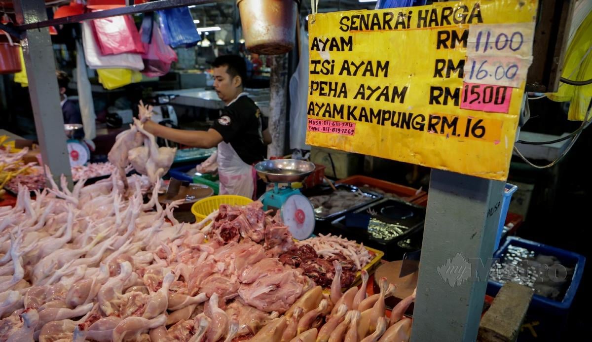 Harga ayam segar yang dipaparkan ketika tinjauan harga barangan basah di Pasar Chow Kit. FOTO ASYRAF HAMZAH