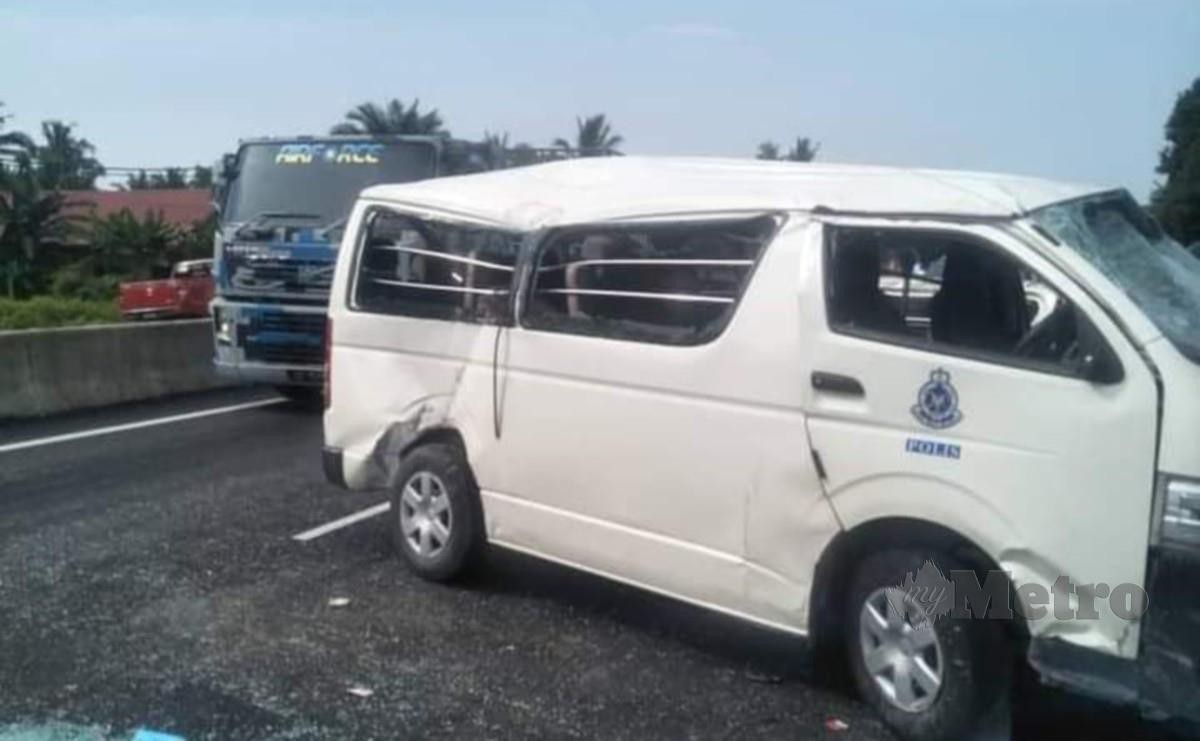  Keadaan kenderaan pasukan polis yang terbabit dalam kemalangan di Kilometer 60 Jalan Teluk Intan-Klang berhampiran Tali Air 10, Pasir Panjang, hari ini. FOTO IHSAN PEMBACA