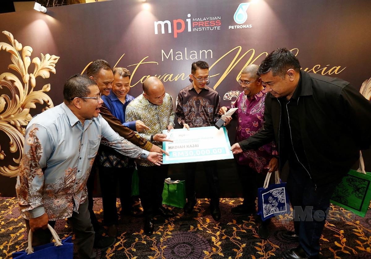Wartawan Harian Metro, Yusmizal Dolah Aling yang dinobatkan pemenang Hadiah Kajai dan membawa pulang wang tunai RM30,000, trofi dan sijil pada malam anugerah MPI 2023 di Hotel The Majestic Kuala Lumpur. FOTO Saifullizan Tamadi