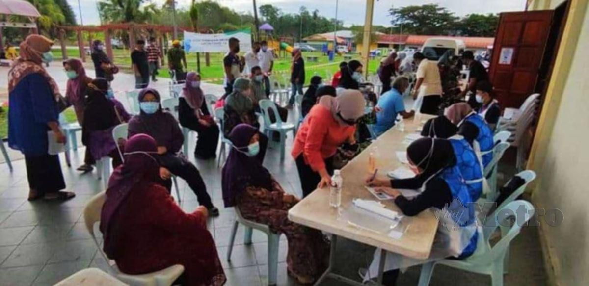 Orang ramai yang terdiri daripada barisan hadapan, warga emas dan yang berisiko tinggi dalam kawasan parlimen Batang Sadong mendaftar bagi mendapat suntikan vaksin Covid-19 dos pertama di Pusat Pemberian Vaksin (PPV) di daerah Simunjan hari ini. FOTO NORSYAZWANI NASRI