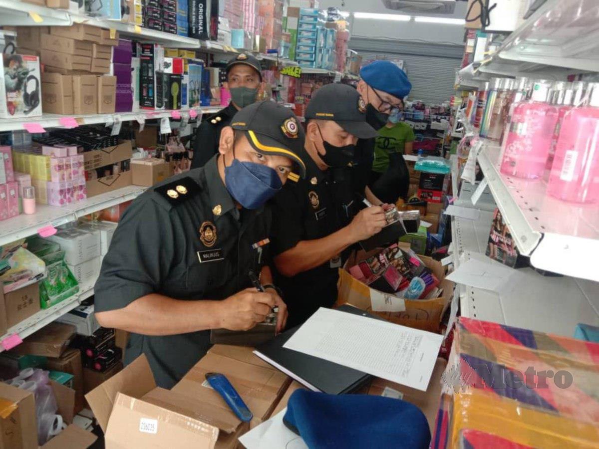 Penguat kuasa KPDNHEP Sabah melakukan operasi membanteras barang tiruan di sekitar Kota Kinabalu. FOTO Ihsan KPDNHEP