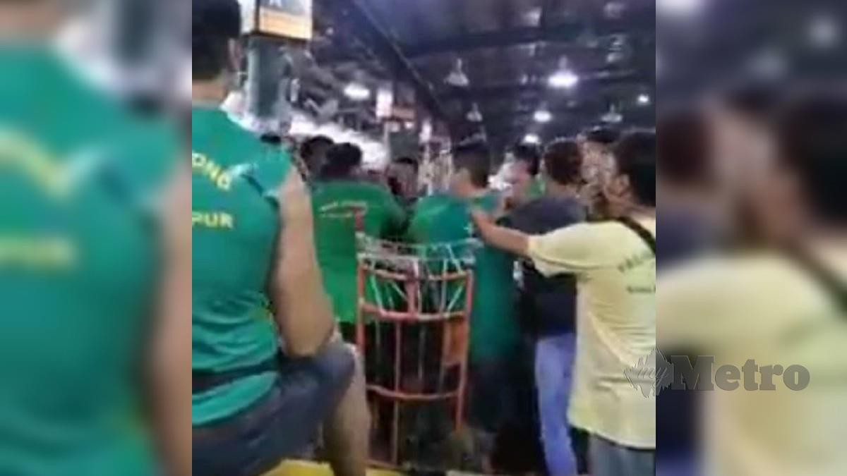 Polis menyiasat kes pergaduhan di Pasar Borong Kuala Lumpur  berkaitan selisih faham menolak bakul sayur sehingga tular di media sosial semalam. FOTO Ihsan PDRM