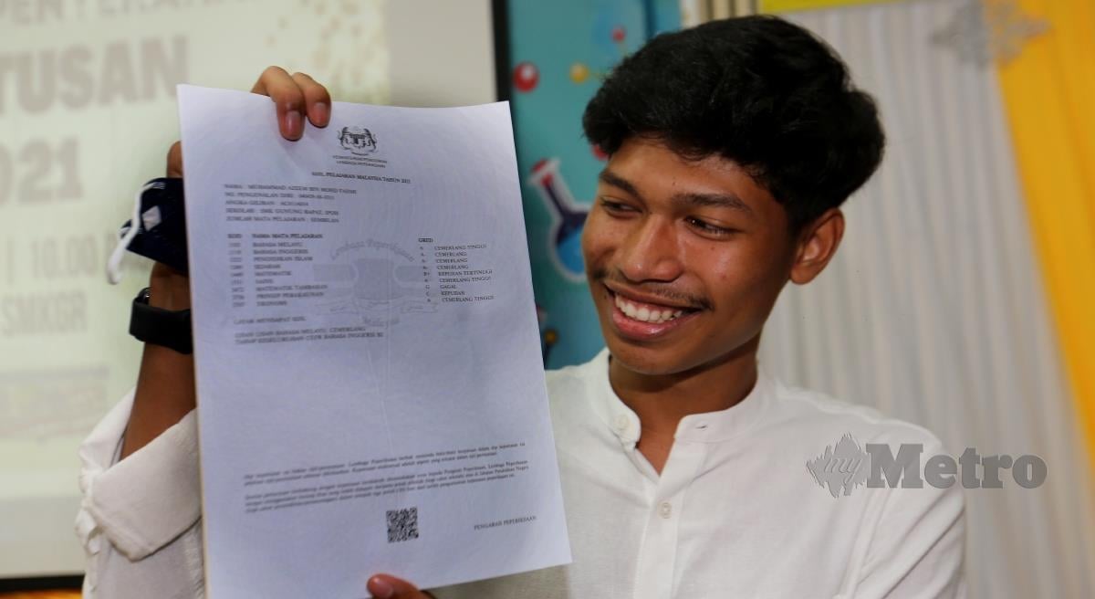 Muhammad Azeem Mohd Fahmi gembira selepas memperolehi keputusan Sijil Pelajaran Malaysia (SPM) cemerlang ketika keputusan SPM diumumkan di Sekolah Menengah Kebangsaan Gunung Rapat Ipoh. FOTO L.MANIMARAN