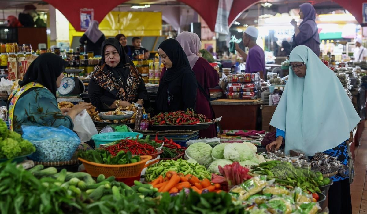 Orang ramai, terutamanya umat Islam, membeli pelbagai barangan keperluan sebagai persiapan menjelang sambutan perayaan Aidiladha semasa tinjauan di Pasar Siti Khadijah hari ini.