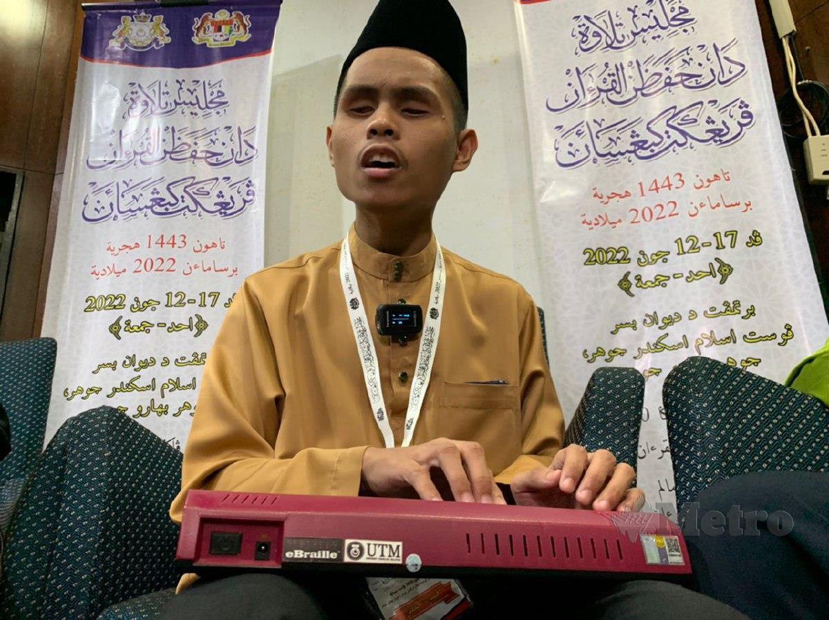 Muhammad Iman Izzuddin Jamaludin, 21 peserta dari Sabah dalam kategori 1 hingga 10 juzuk menggunakan eBraille Al-Quran dalam menghafaz. FOTO OMAR AHMAD