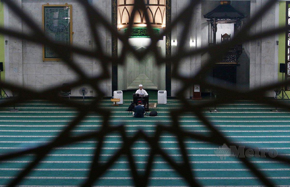 Imam Masjid Al-Azim menyampaikan tazkirah Zohor secara online yang dimuat naik ke dalam laman Facebook rasmi Masjid Al-Azim, Melaka . FOTO IQMAL HAQIM ROSMAN