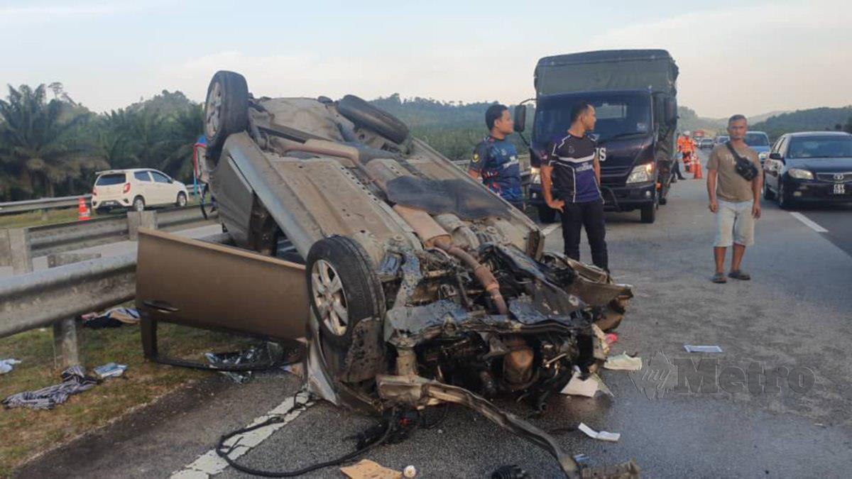 Kereta yang terbabit dalam kemalangan mengorbankan pasangan suami isteri. Foto Rosli Ilham