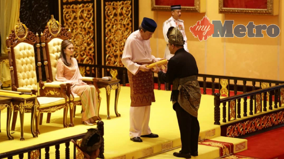 AMIRUDIN Shari mengangkat sumpah Menteri Besar Selangor yang baharu di Majlis Istiadat Pengurniaan Watikah Pelantikan dan Sumpah Menteri Besar Selangor di Istana Alam Shah. FOTO Roslin Mat Tahir