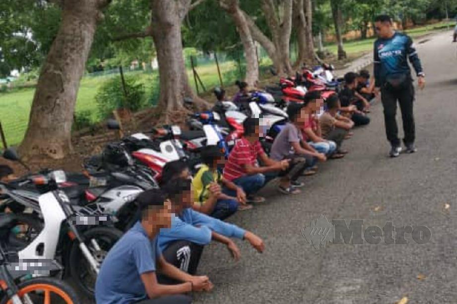 SEBAHAGIAN penunggang motosikal termasuk di remaja di bawah umur 12 tahun ditahan polis kerana dipercayai terbabit melakukan aksi merbahaya dalam Ops Motosikal di Kompleks Sukan Jerlun, Kampung Sanglang. FOTO Ihsan PDRM