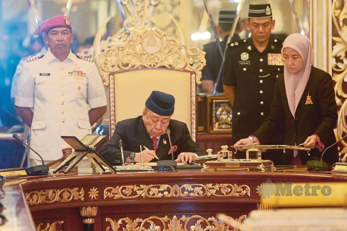 Sultan Selangor, Sultan Sharafuddin Idris Shah berkenan menandatangani proklamasi membubarkan Dewan Undangan Negeri (DUN) negeri Selangor Jumaat ini bagi memberi laluan kepada Pilihan Raya Negeri (PRN) di Istana Alam Shah, Klang. FOTO FAIZ ANUAR