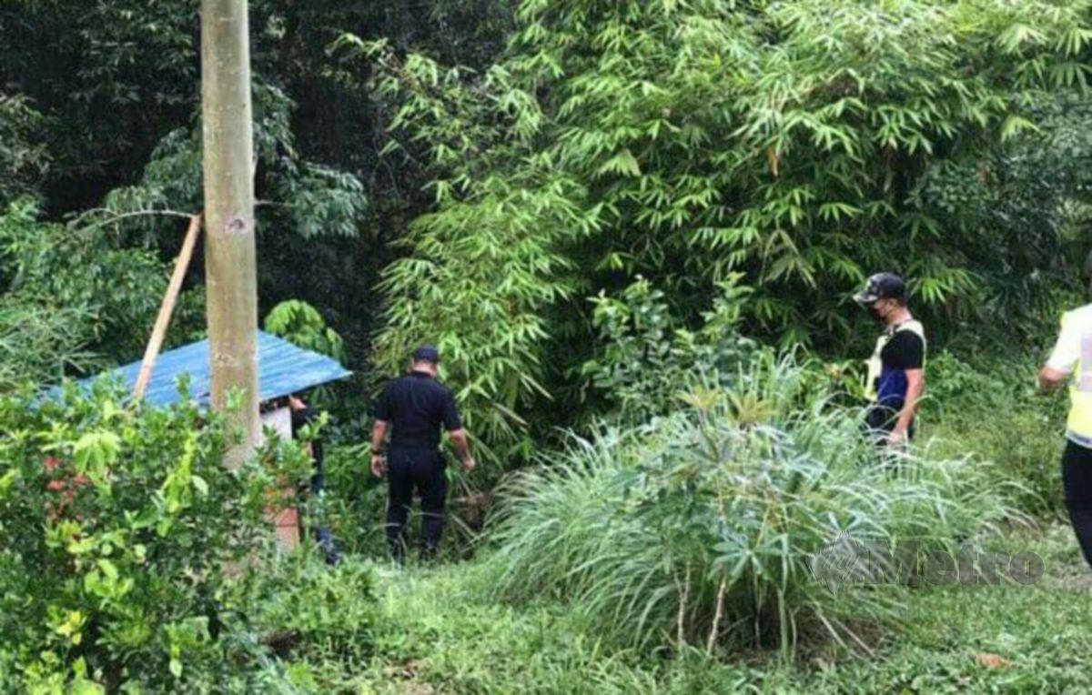 Polis sedang mengesan lelaki yang melarikan diri di Kampung Jias C sebelum ditemui pagi ini berselindung dalam sebuah bangsal dekat Pos Tohoi. FOTO RAMLI IBRAHIM