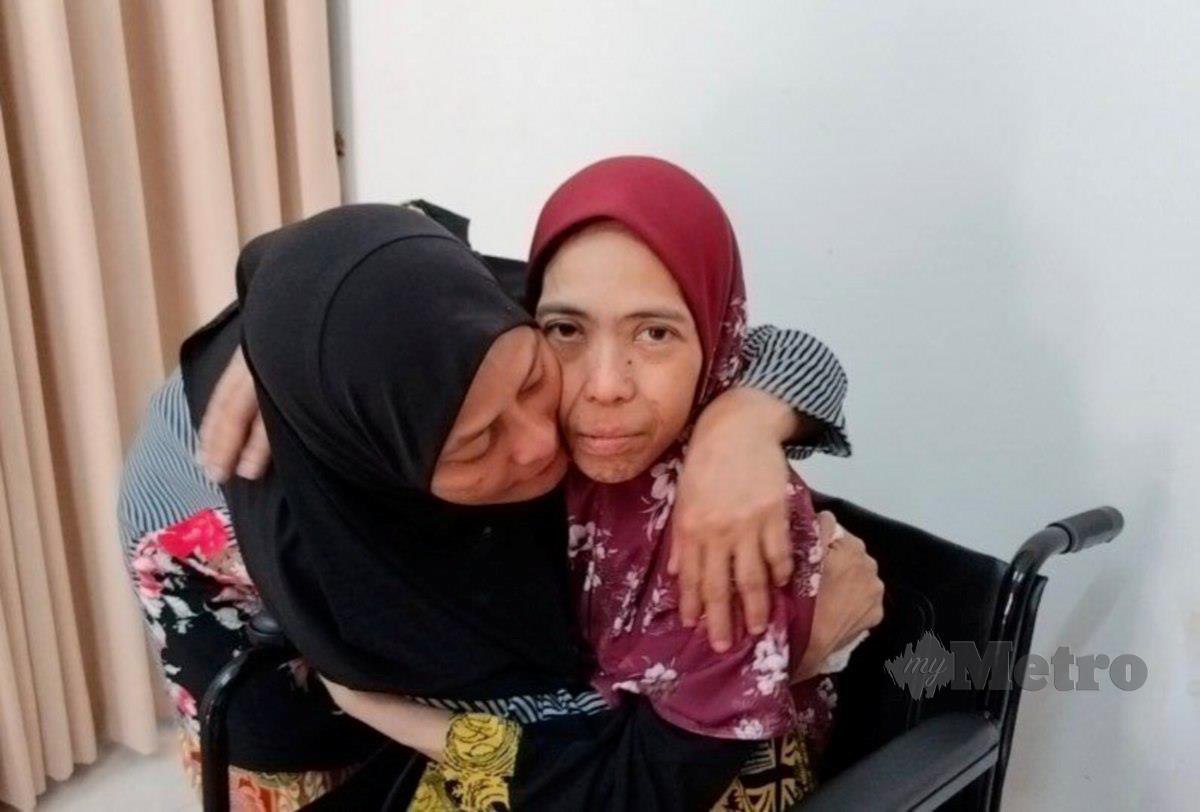  Siti Zaleha Saleh (kiri) mencium pipi adiknya, Rohayu yang menghidap barah usus tahap empat. FOTO ZULIATY ZULKIFFLI