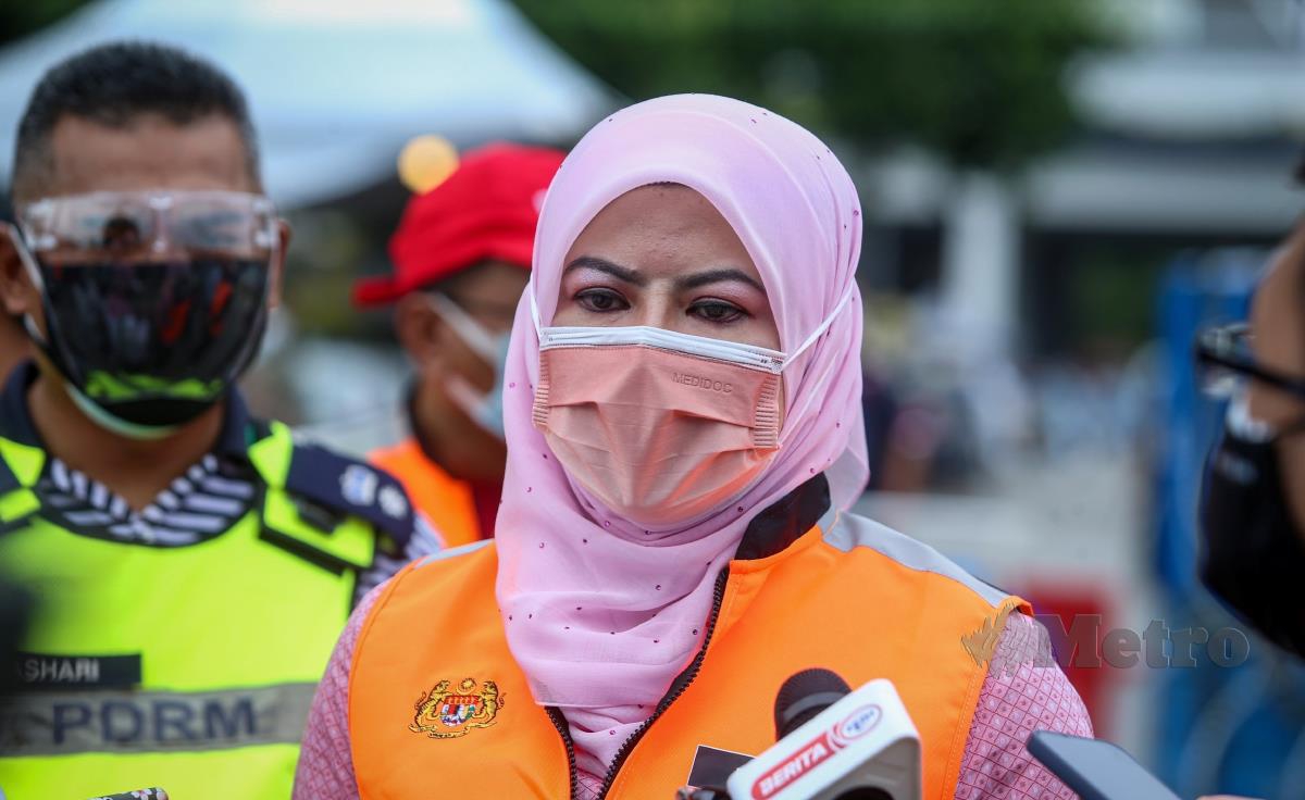 Menteri Pembangunan Wanita, Keluarga dan Masyarakat, Datuk Seri Rina Mohd Harun bercakap ketika sidang media untuk menyerahkan kotak Prihatin Rakyat untuk diagihkan kepada penduduk Perumahan Awam Desa Rejang yang menjalani Perintah Kawalan Pergerakan Diperketatkan (PKPD) bermula 18 Jun. FOTO  AZIAH AZMEE