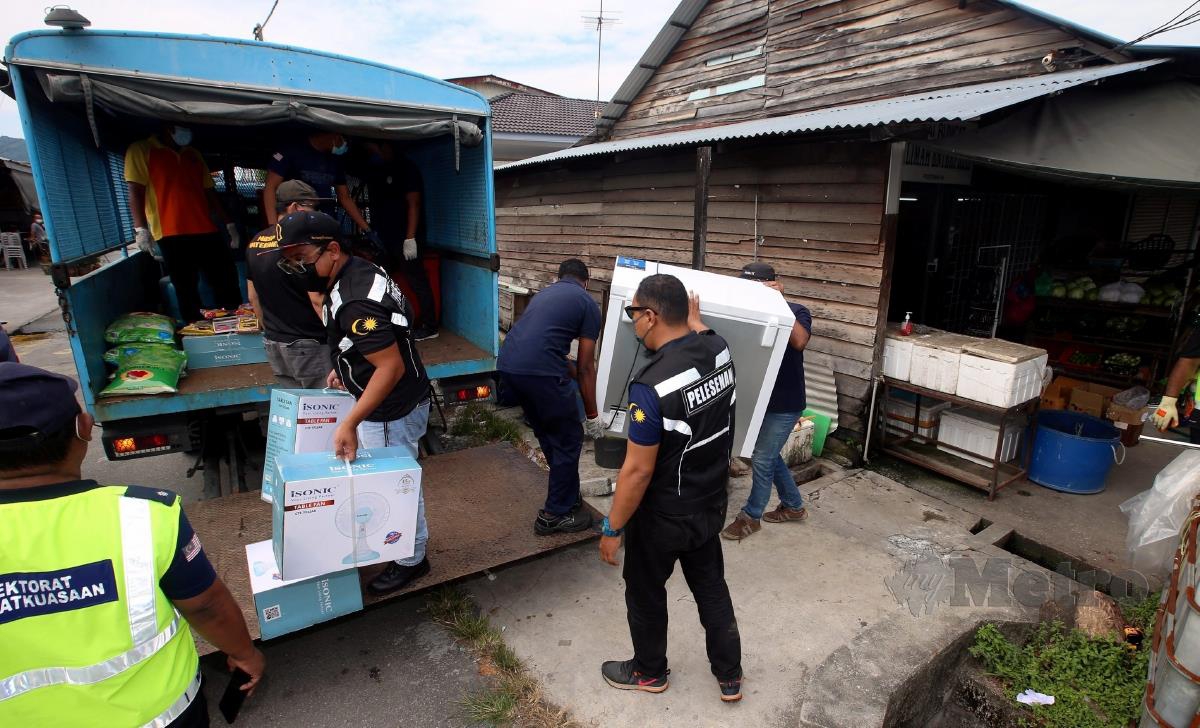 Anggota Majlis Bandaraya Seberang Perai (MBSP) merampas barangan perniagaan dalam operasi bersepadu bersama polis terhadap premis perniagaan yang dijalankan warga asing di Kampung Valdor di sini. FOTO DANIAL SAAD